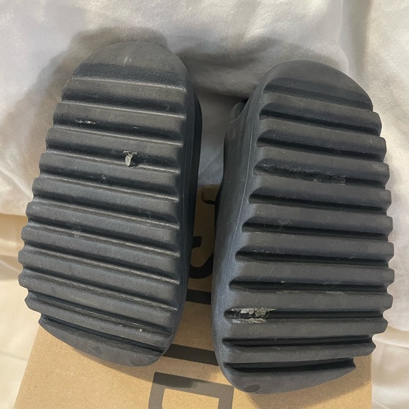 Preloved BLACK ADIDAS YEZZY SLIDES - Picture 4 of 15